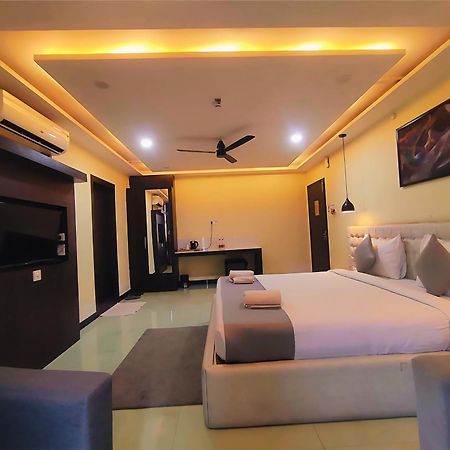 Hotel Papilio Malda Bagian luar foto