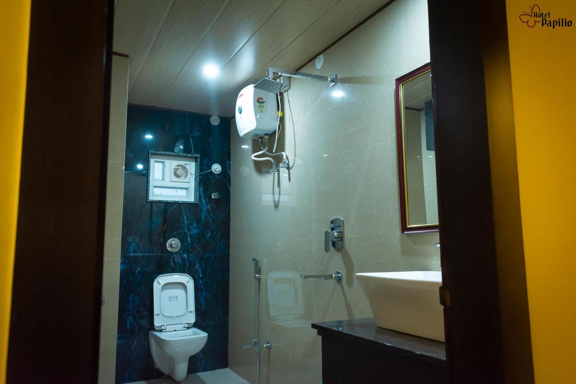 Hotel Papilio Malda Bagian luar foto