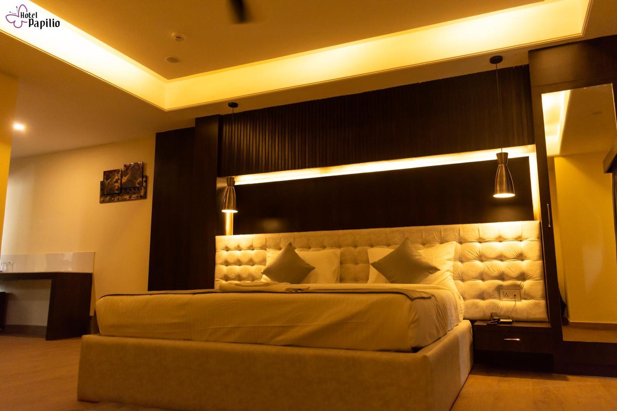 Hotel Papilio Malda Bagian luar foto