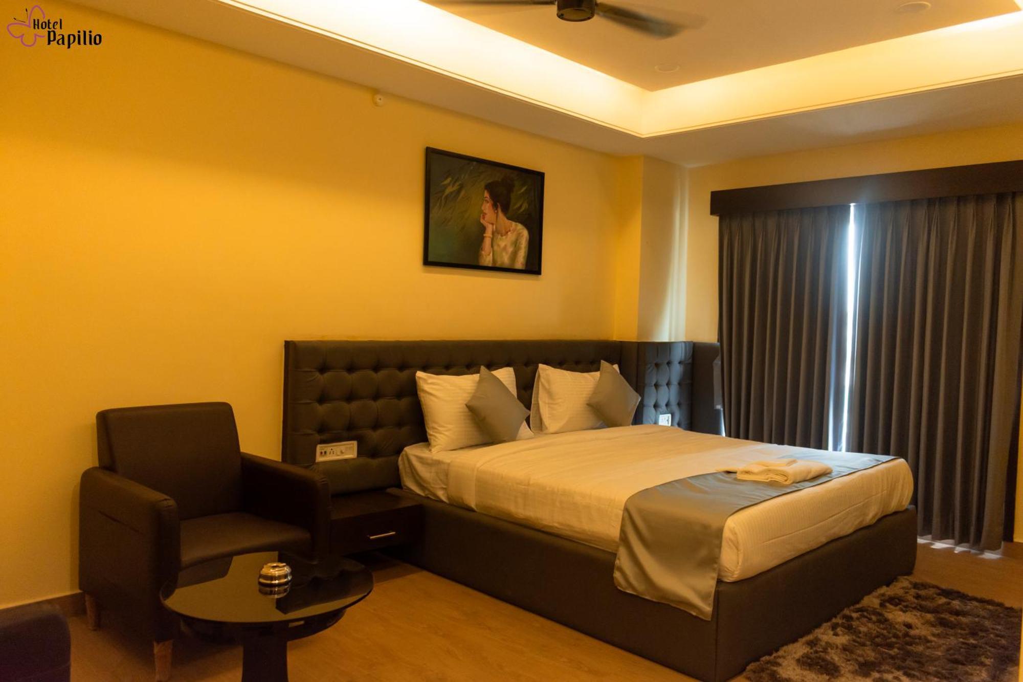 Hotel Papilio Malda Bagian luar foto