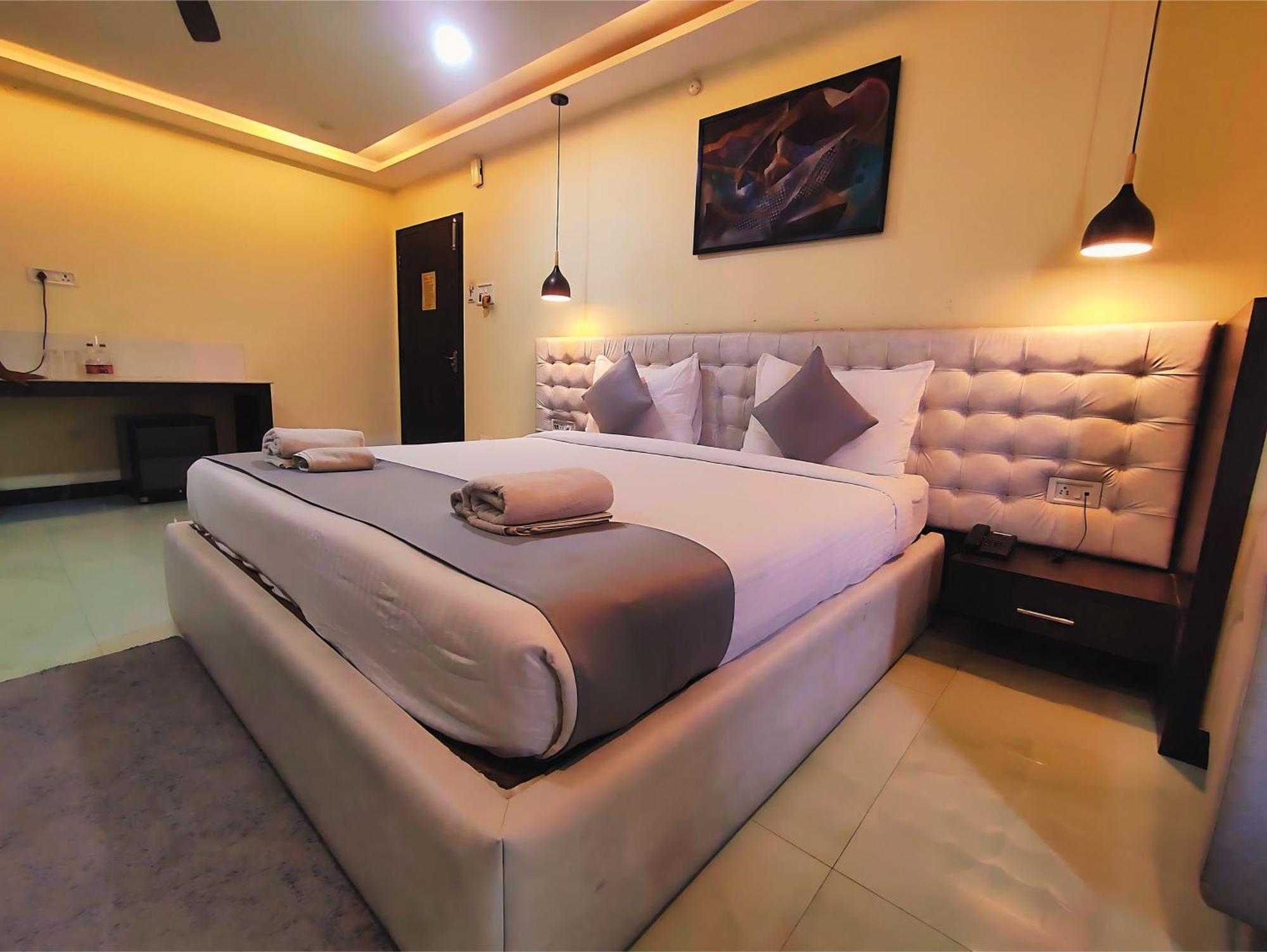 Hotel Papilio Malda Bagian luar foto