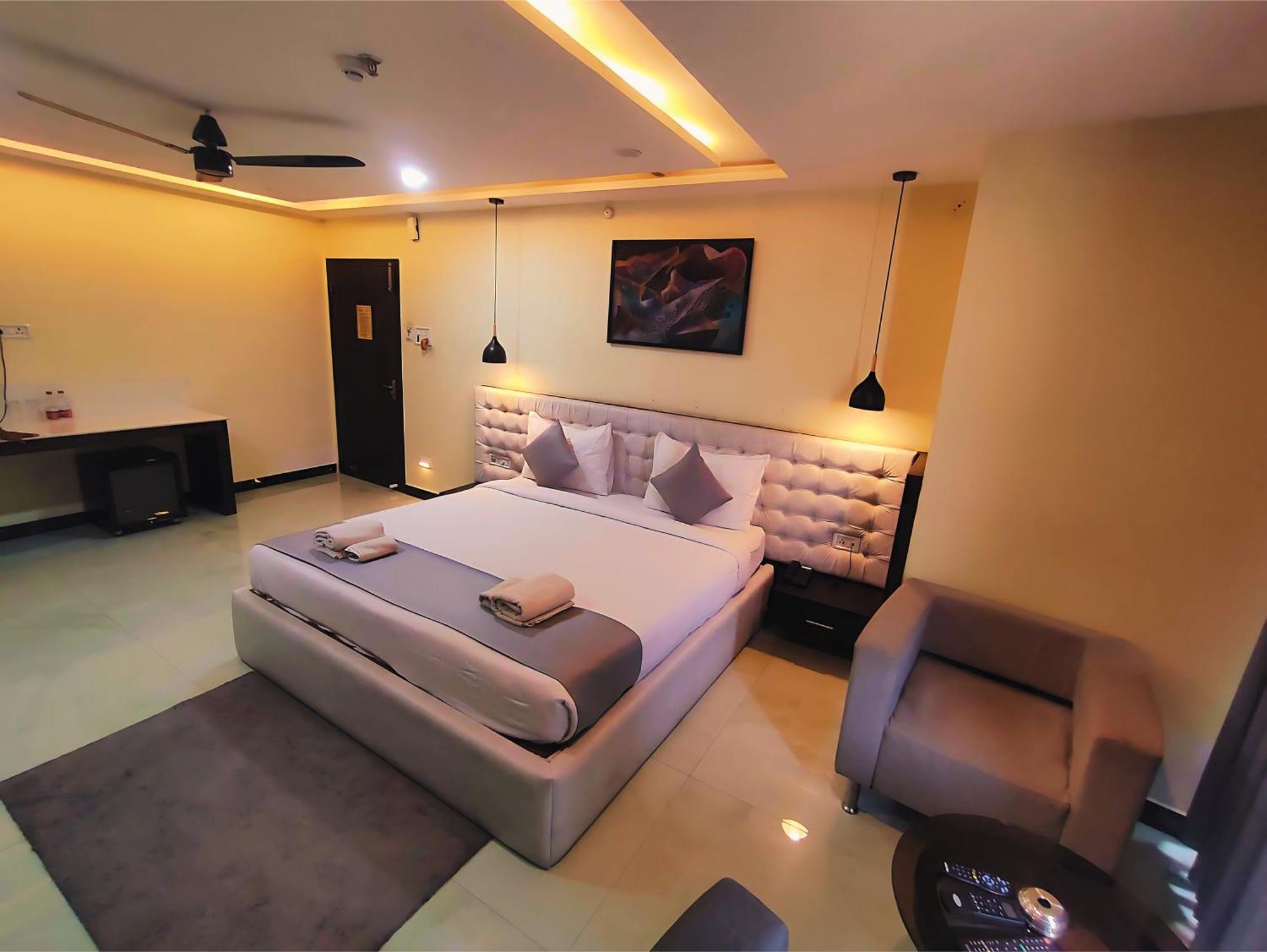 Hotel Papilio Malda Bagian luar foto