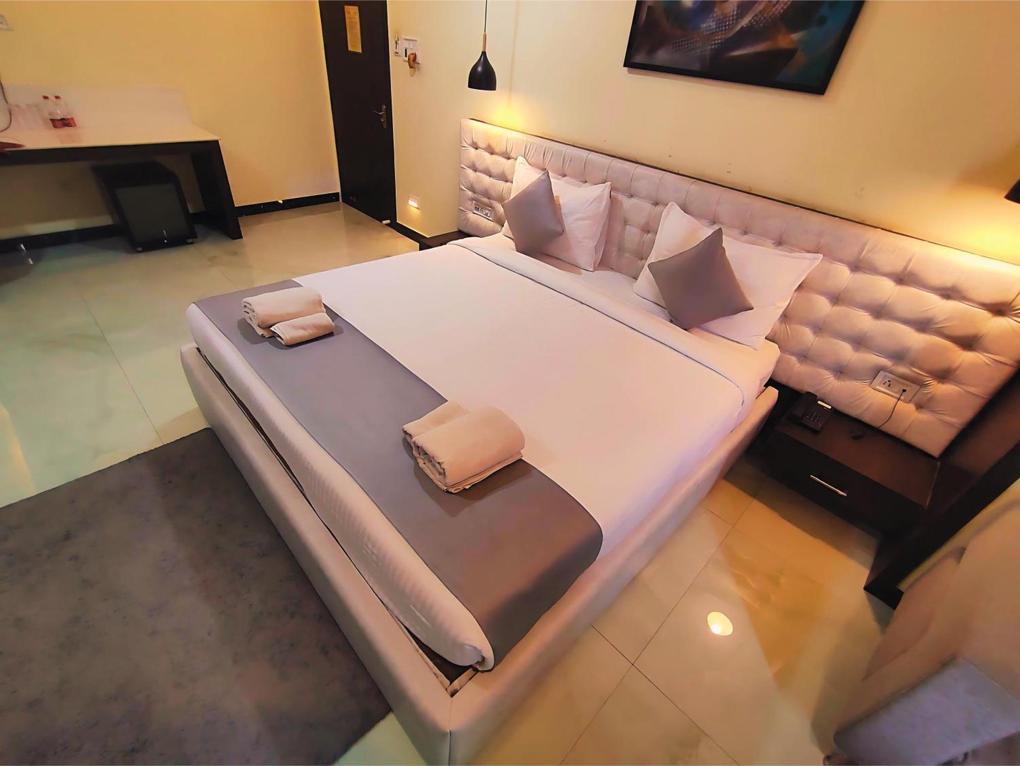 Hotel Papilio Malda Bagian luar foto