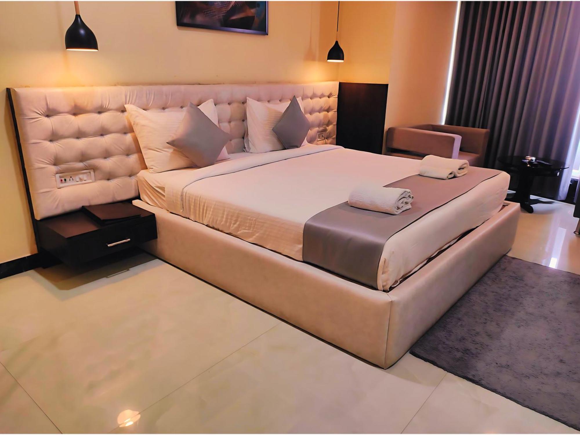 Hotel Papilio Malda Bagian luar foto