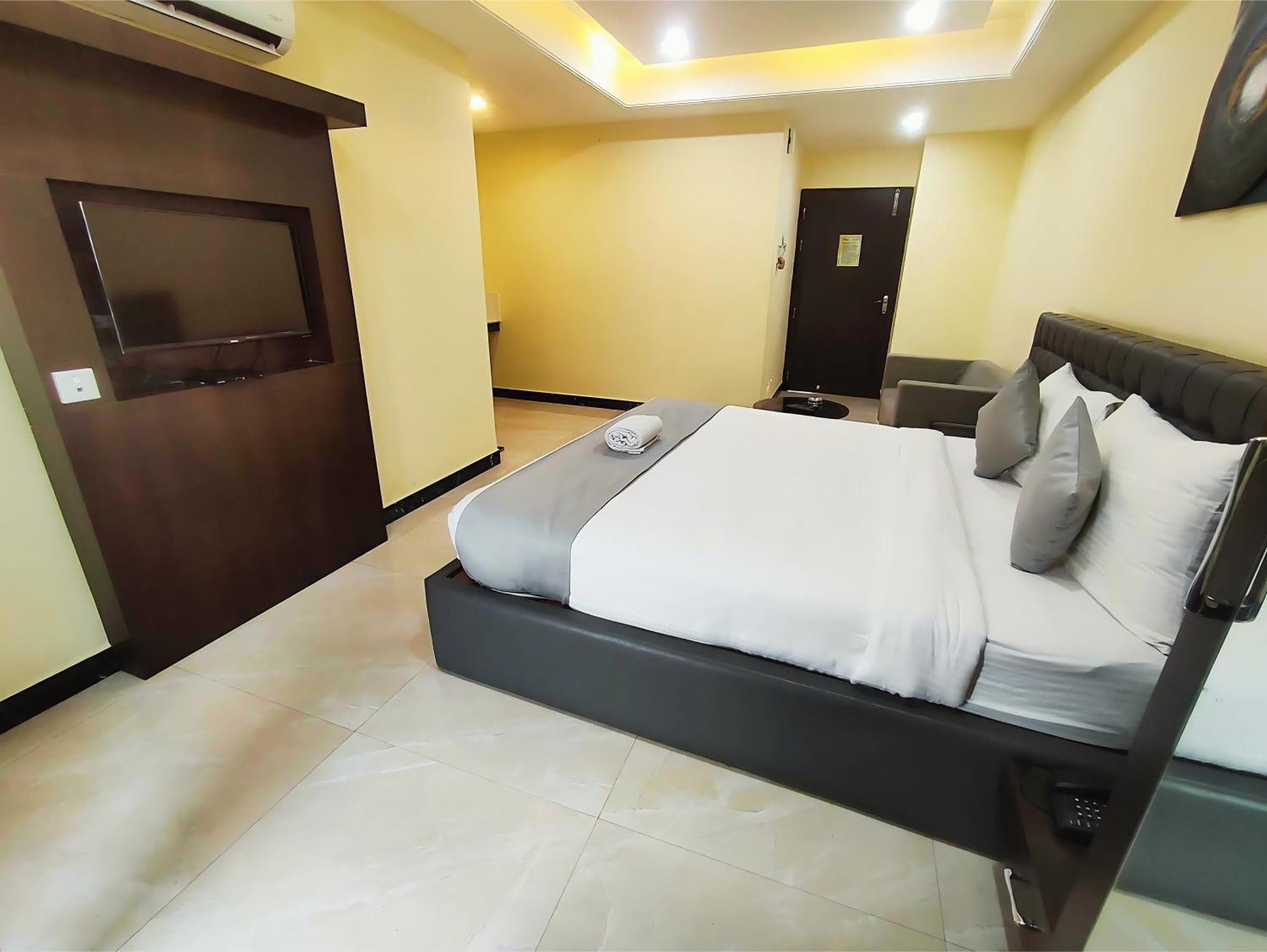 Hotel Papilio Malda Bagian luar foto