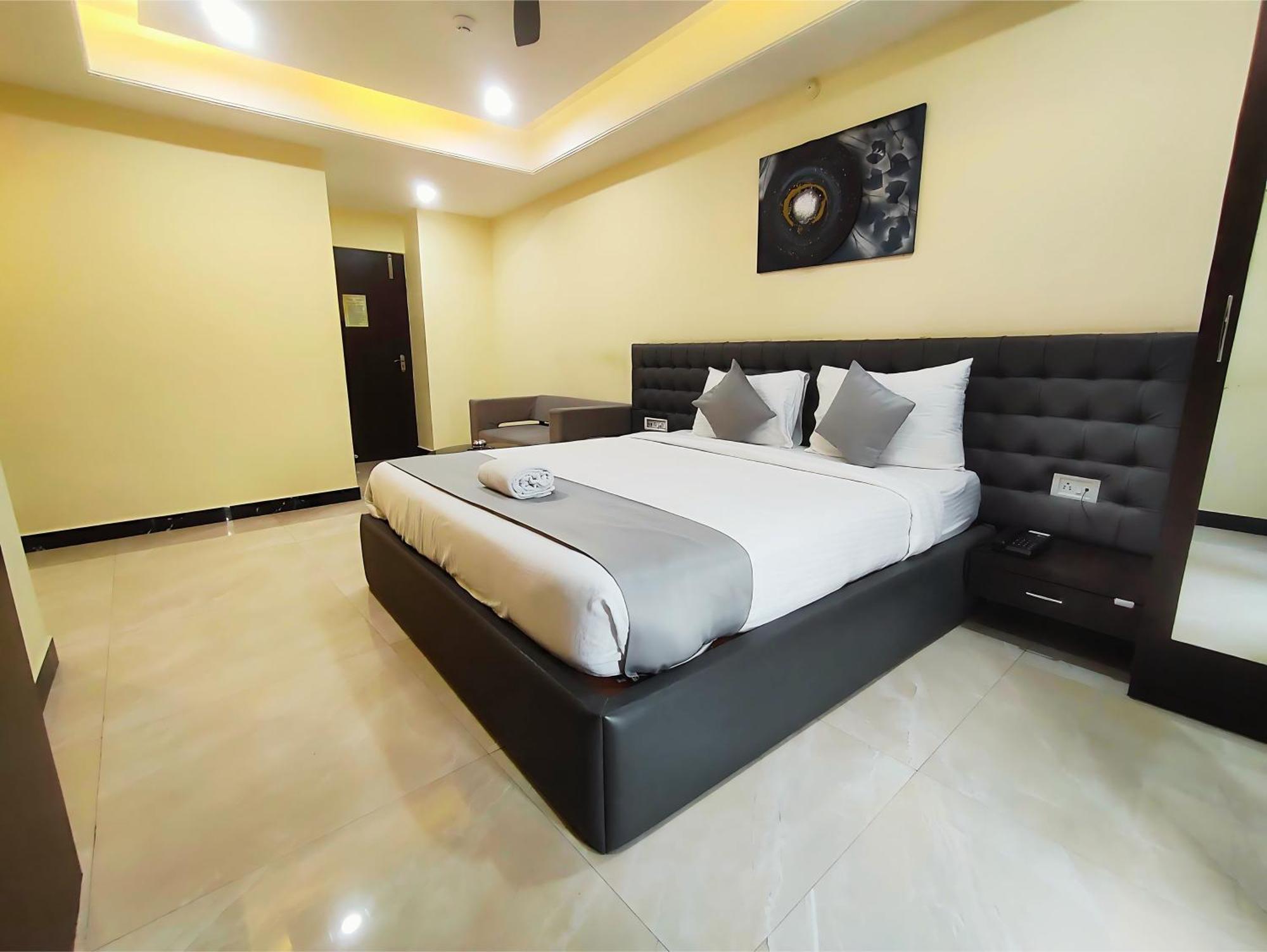 Hotel Papilio Malda Bagian luar foto