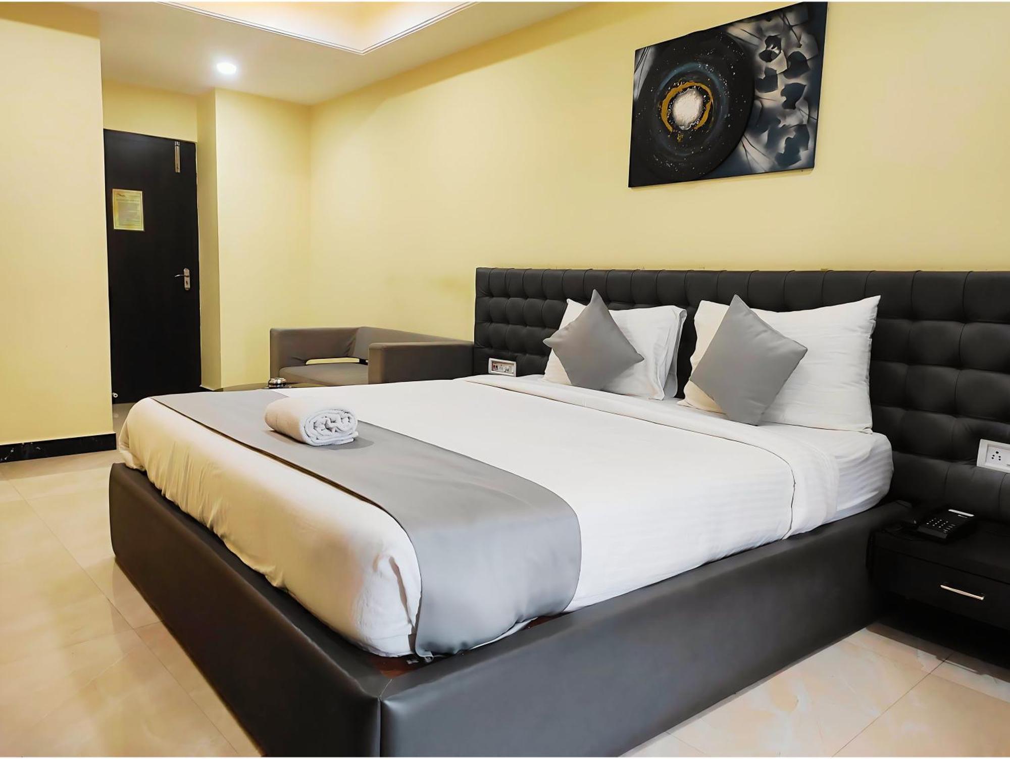 Hotel Papilio Malda Bagian luar foto