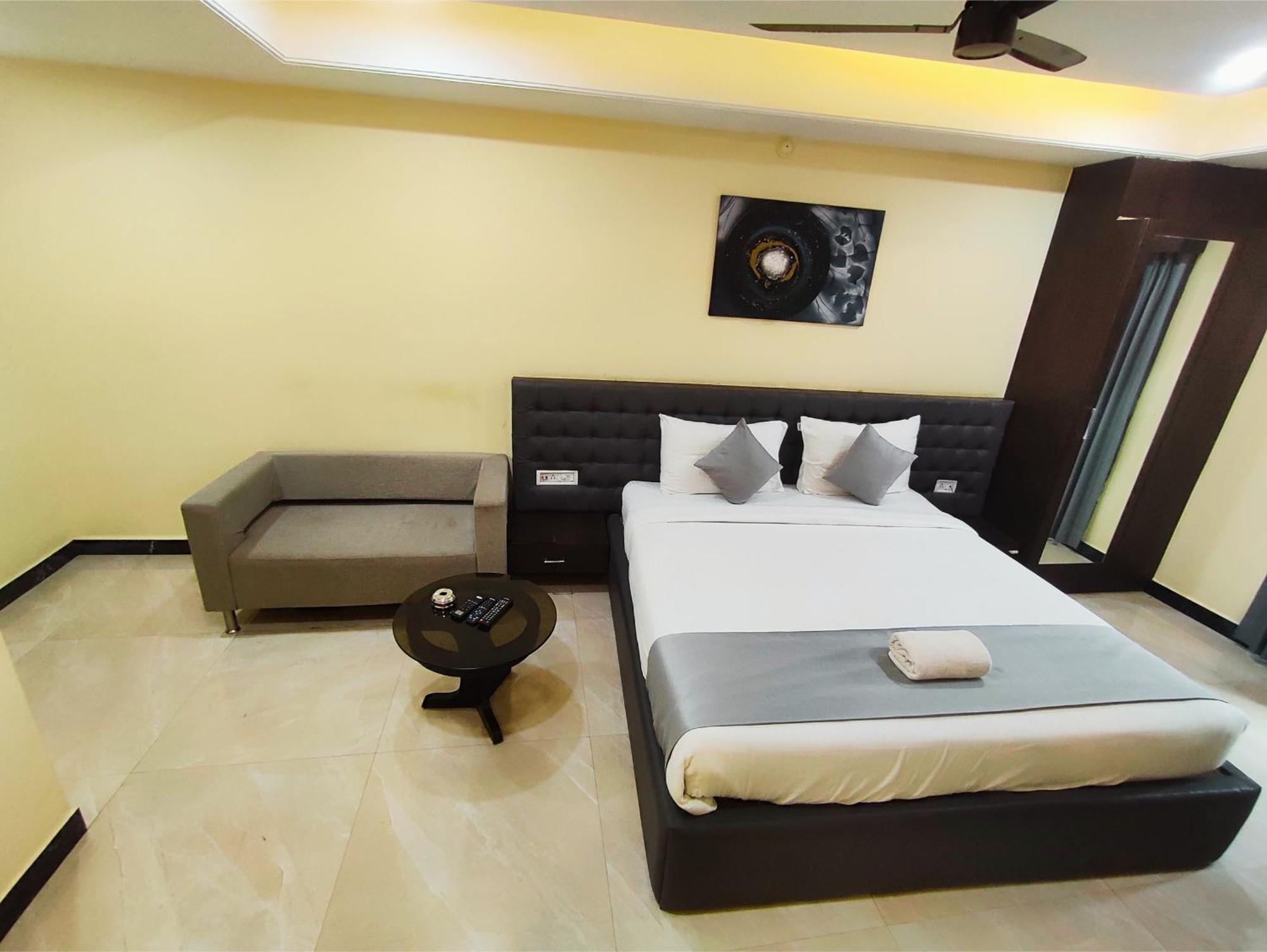 Hotel Papilio Malda Bagian luar foto