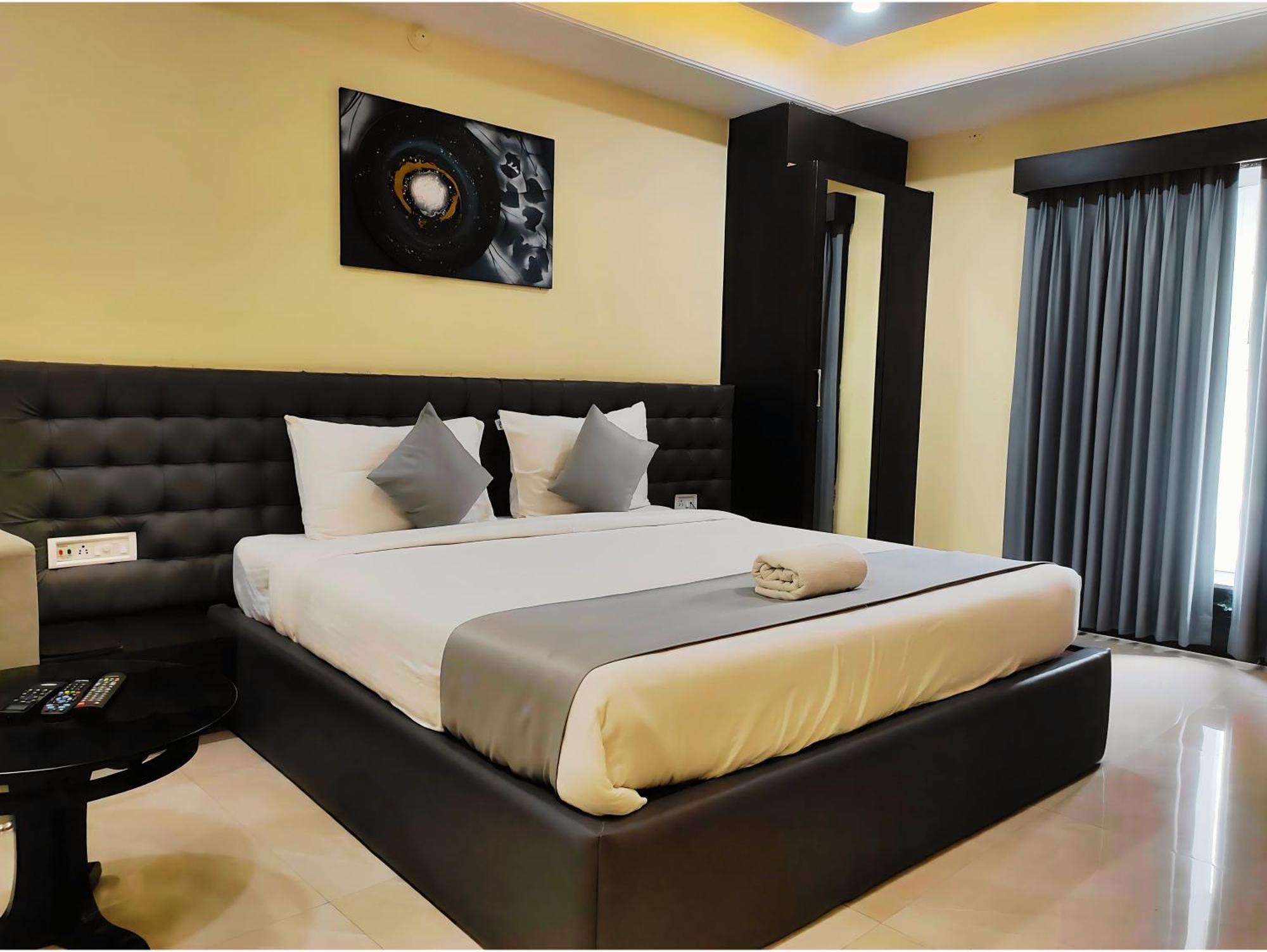 Hotel Papilio Malda Bagian luar foto