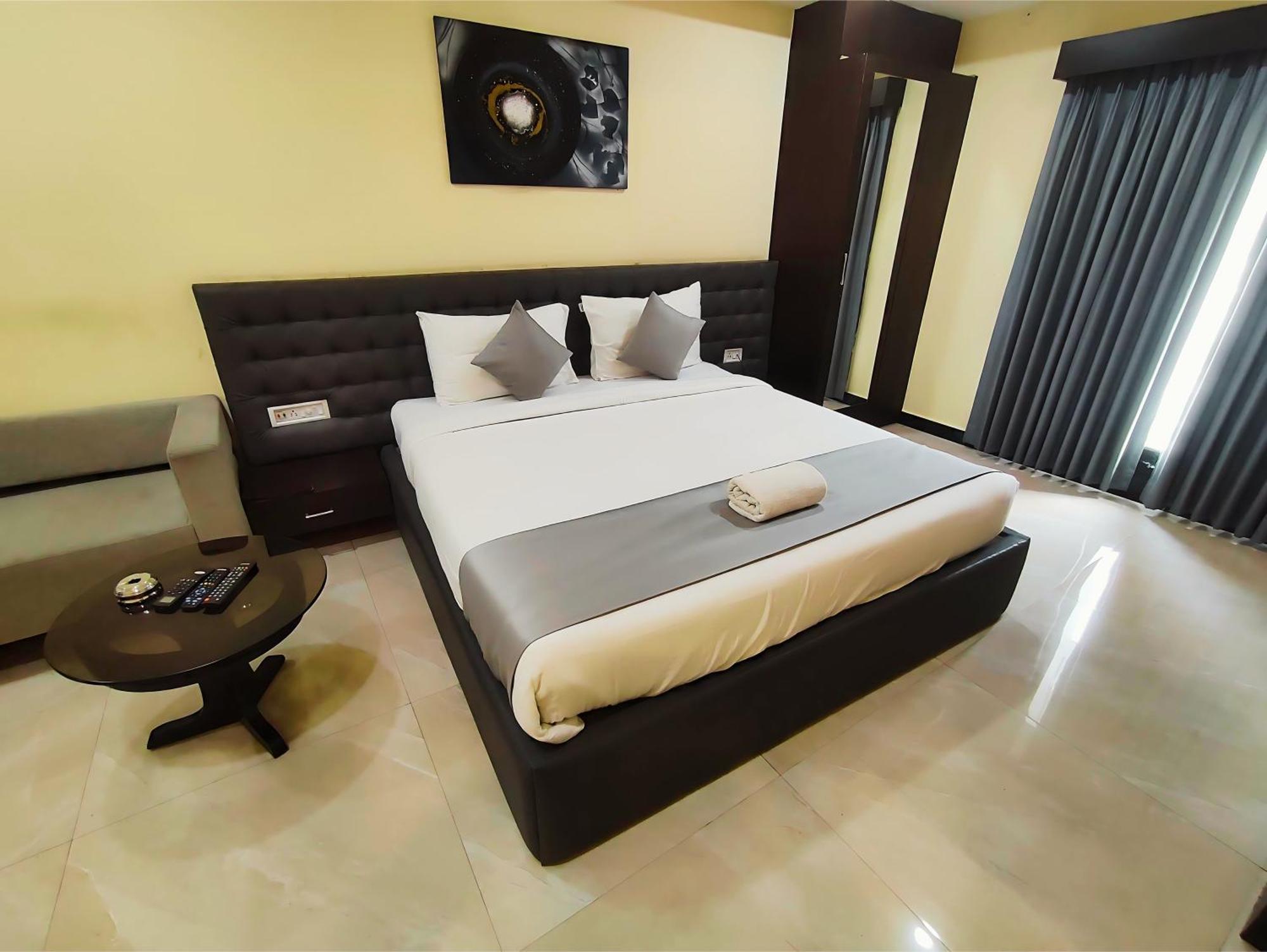 Hotel Papilio Malda Bagian luar foto